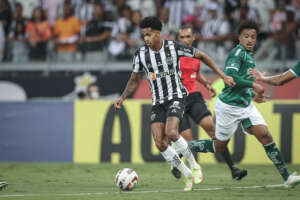 Atlético-MG confirma saída de meia para futebol dos EUA