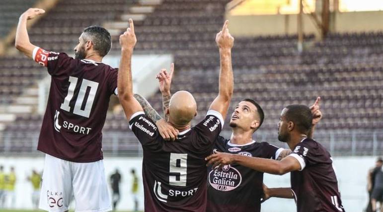 jogadores da ferroviária comemorando