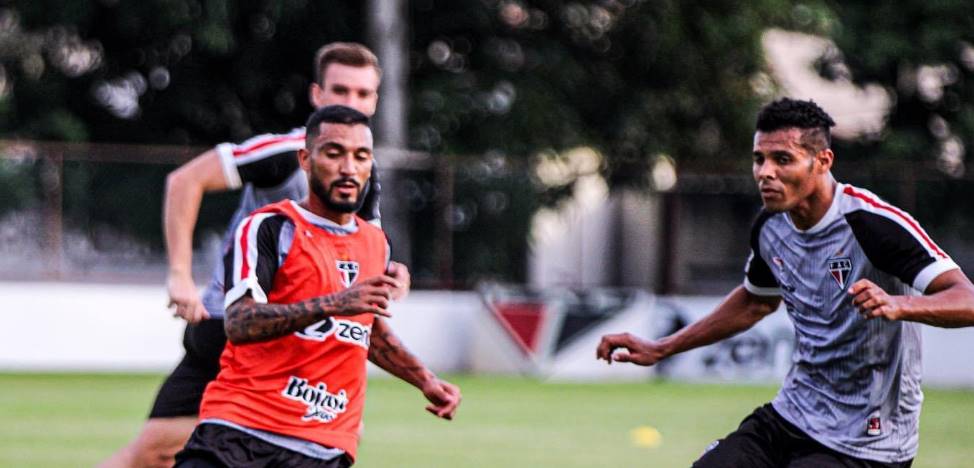 jogadores do Ferroviário treinando