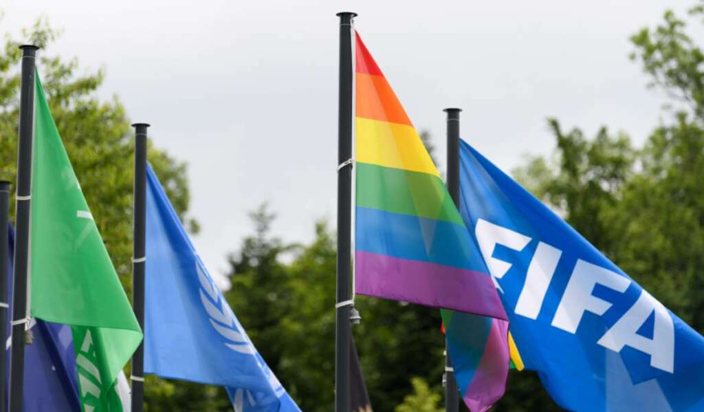 Copa do Mundo do Catar vetará bandeiras LGBTQIA+ para 'proteger torcedores' 2 bandeira lgbt ao lado da bandeira da fifa