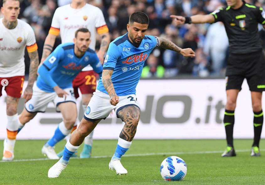 Insigne converte pênalti