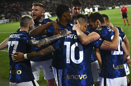 Jogadores da Inter comemora vitória no italiano