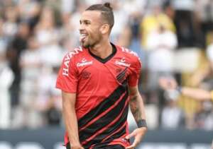 Atacante troca o Athletico-PR pelo Cruzeiro