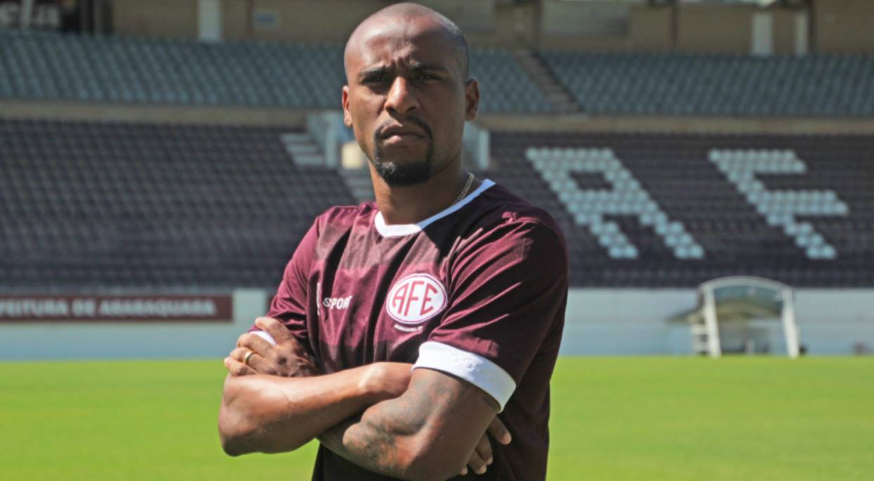 jeferson em apresentação da ferroviaria