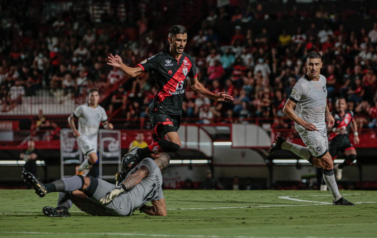 Em jogo de falhas de lado a lado, Botafogo e Atlético-GO empatam