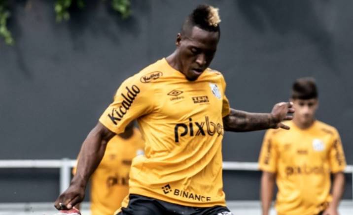 jhojan julio em treino do Santos