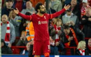 INGLÊS: Liverpool goleia Manchester United e assume liderança