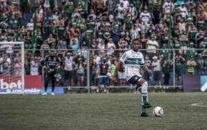 Goiás acerta com volante de rival do Brasileirão