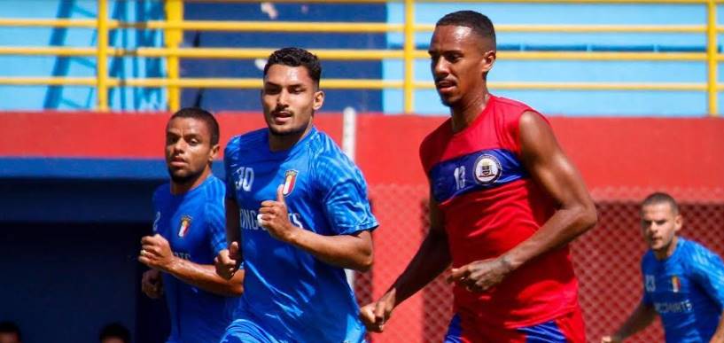 jogadores do mauaense e suzano em disputa