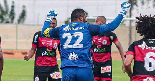Mauro Iguatu comemorando gol