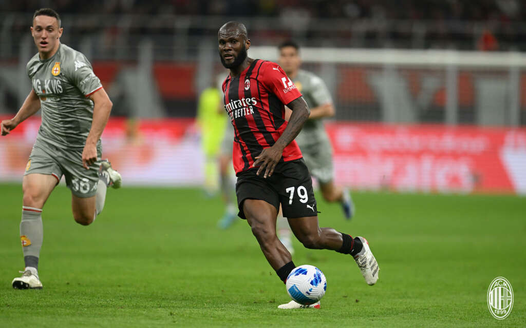 ITALIANO: Com público recorde, Milan volta a vencer e retoma liderança
