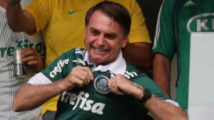 Torcida do Santos se posiciona contra Bolsonaro na Vila e fala em mamata