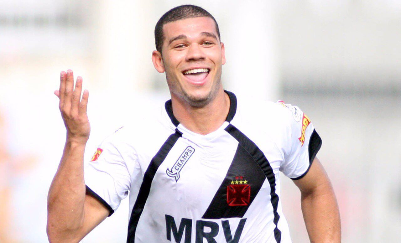 Volante revelado no Timão e com história no Vasco e Cruzeiro se aposenta