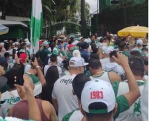 Torcida do Palmeiras vai apoiar time na porta do CT e criticar a presidente