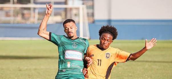 paranhos dividindo bola com jogador do amazonas