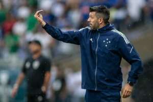 Técnico pede que torcedor 