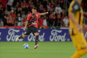 Pedro Henrique, zagueiro, completa 3 anos de Athletico-PR