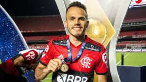 Lateral troca Flamengo por rival do Brasileirão