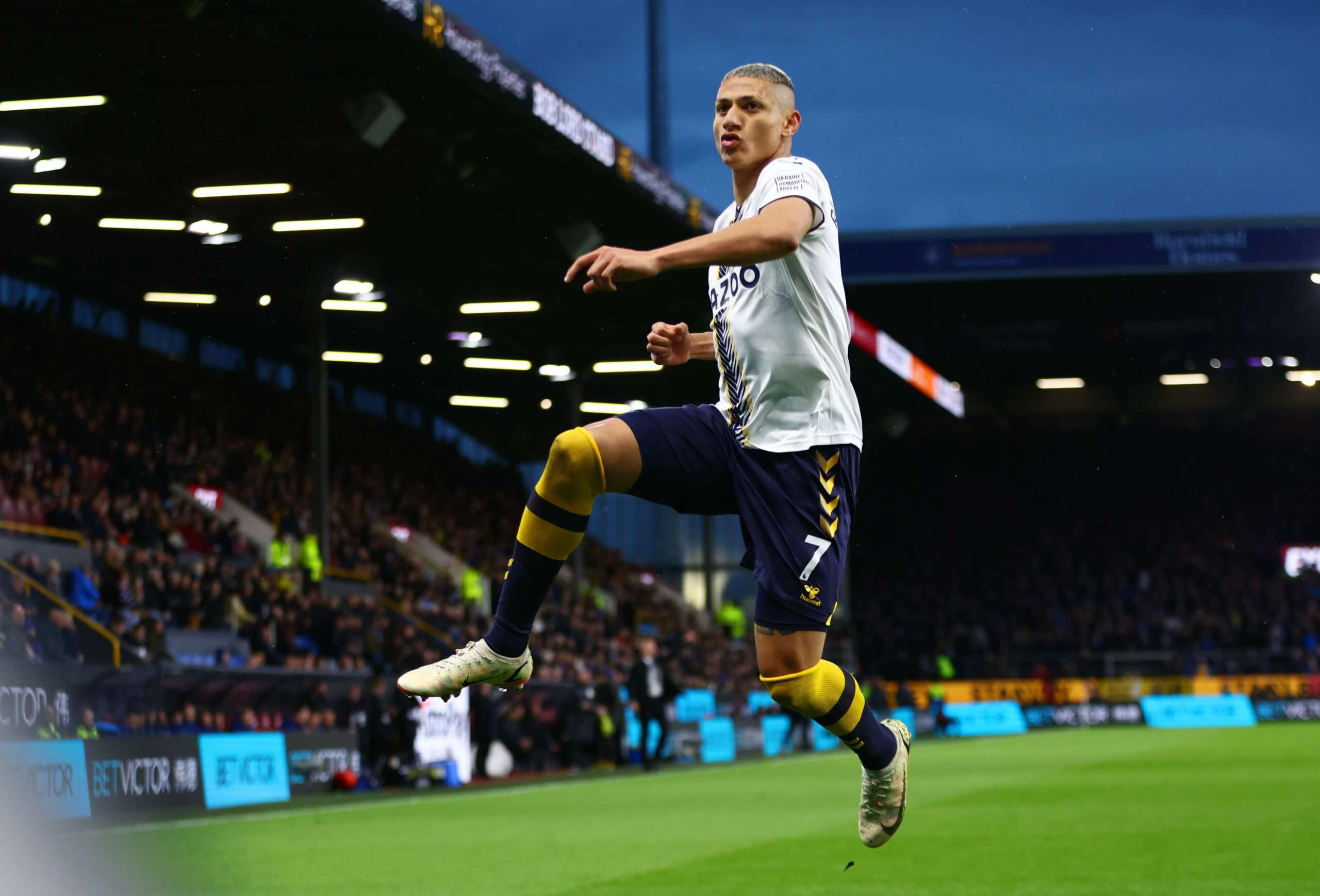 INGLÊS: Richarlison marca dois, mas Everton tropeça de novo