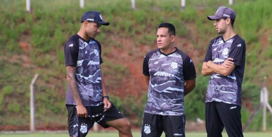 roger silva e membros da comissão em treino