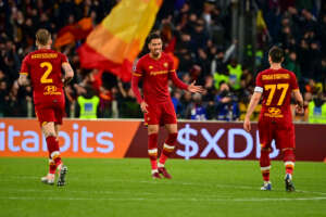 ITALIANO: Em virada heroica, Roma espanta zebra e encosta no G4