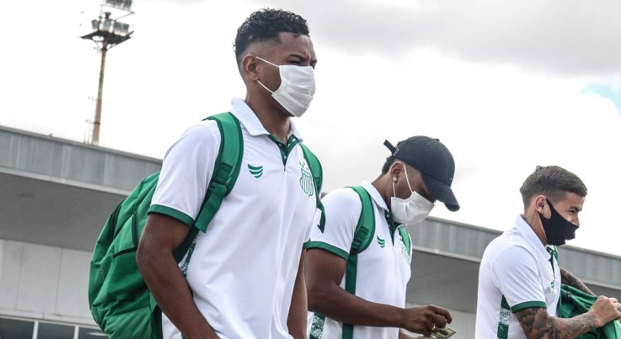 jogadores embarcando em avião