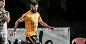 Jogador do Santos critica arbitragem por 