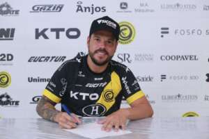 Série D: 'Novo Messi' assina com clube paranaense