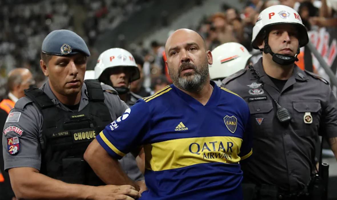 Torcedor do Boca Juniors sendo preso pela polícia