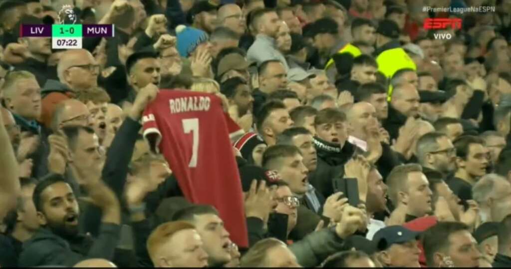 Torcida do Liverpool homenageia Cristiano Ronaldo