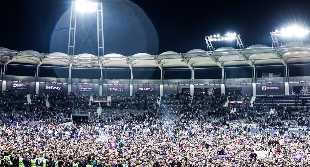 Francês: Torcida do Toulouse invade gramado após retorno à elite