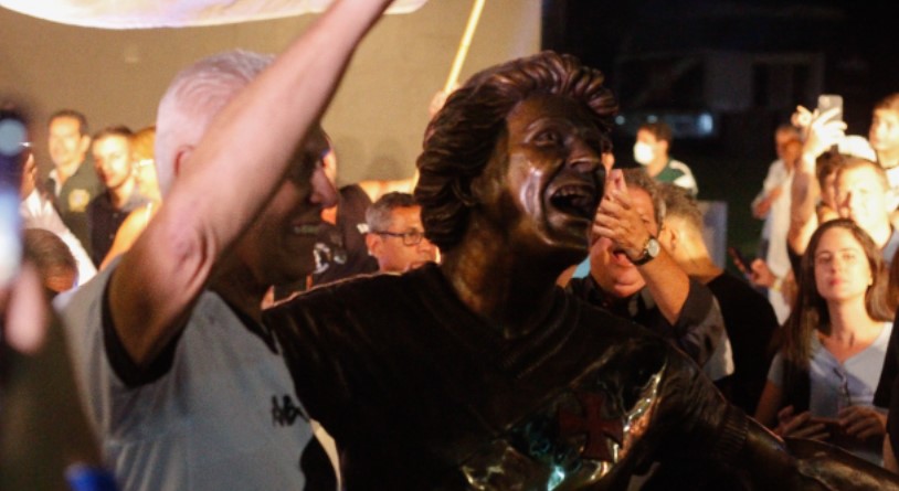 Vasco homenageia Roberto Dinamite com estátua em São Januário