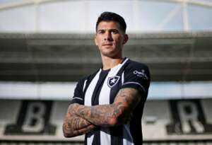 Botafogo anuncia trio, com ex-Inter, e tira meia do Atlético-MG