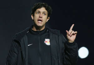 Técnico do RB Bragantino teste positivo para a covid-19 antes de jogo da Libertadores