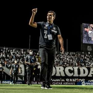 Bustos cita rivais ao justificar rodízio e mostra confiança nos jovens do Santos