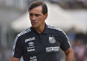 Bustos ignora pressão, pede reforços e quer Santos mais calmo