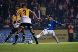 Criciúma 0 x 1 Cruzeiro - Em jogo polêmico, Raposa quebra invencibilidade de rival e dispara na liderança