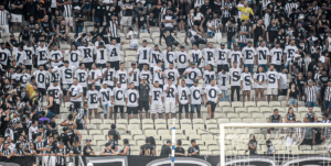 Torcida do Ceará protesta contra diretoria e chama elenco de 