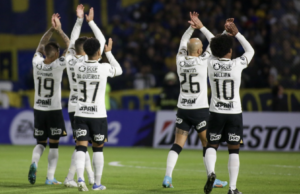 Du Queiroz festeja ótimo resultado do Corinthians: 'Saindo com importante ponto'