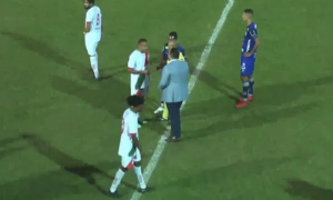 Time da Série D faz substituição sem avisar arbitragem, que expulsa jogador por reclamar da queda de energia