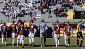 Pedra é atirada em gramado e entregue à arbitragem em jogo da Série D