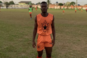 Nigeriano coloca mão nas partes íntimas para provocar adversário e é expulso de jogo da Série D