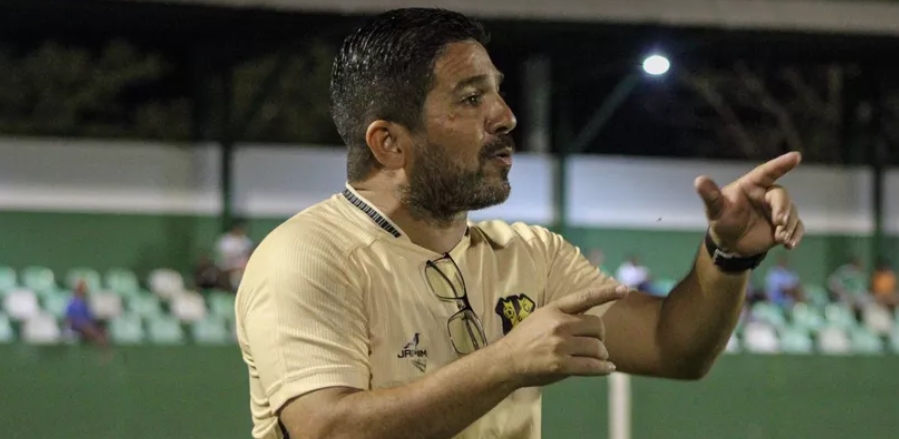 Robson Melo, técnico do Castanhal