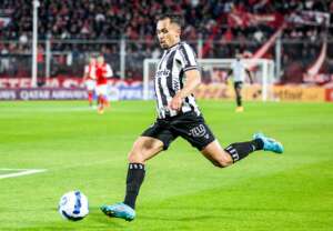 Torcida do Ceará é alvo de racismo no jogo com o Independiente na Argentina