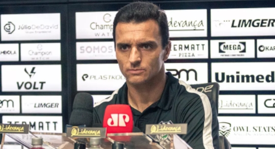 Júnior Rocha, técnico do Figueirense