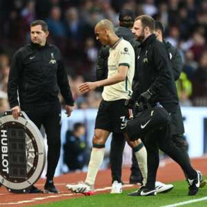 A um dia da convocação, Fabinho sai lesionado de jogo pelo Liverpool