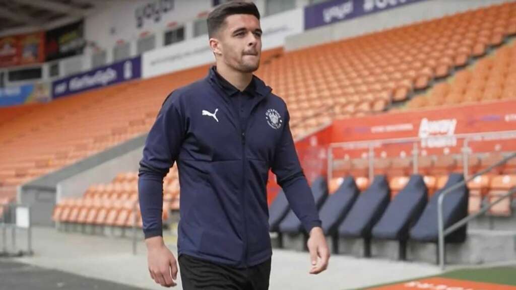 Jogador do futebol inglês se assume homossexual e recebe apoio. Confira no FI!