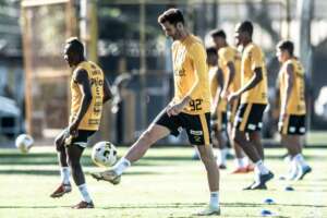 Léo Baptistão muda de posição e é destaque no Santos sob o comando de Bustos