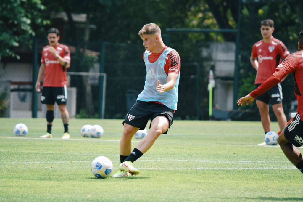 Lateral com futuro promissor deixa o São Paulo
