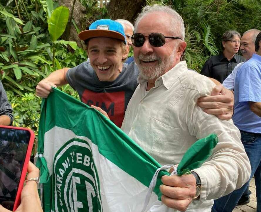 Às vésperas do dérbi, ex-presidente Lula aparece com bandeira do Guarani